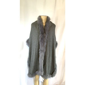 $1530 MaxMara Chic Scarf Cape Made of Cashmere with Natural Fur Trim in Gray